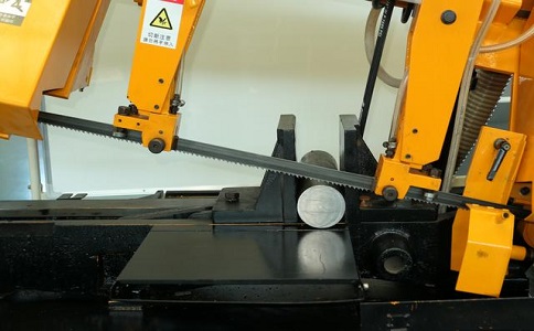 越秀数控带锯床自动送料精度会出现偏差吗？